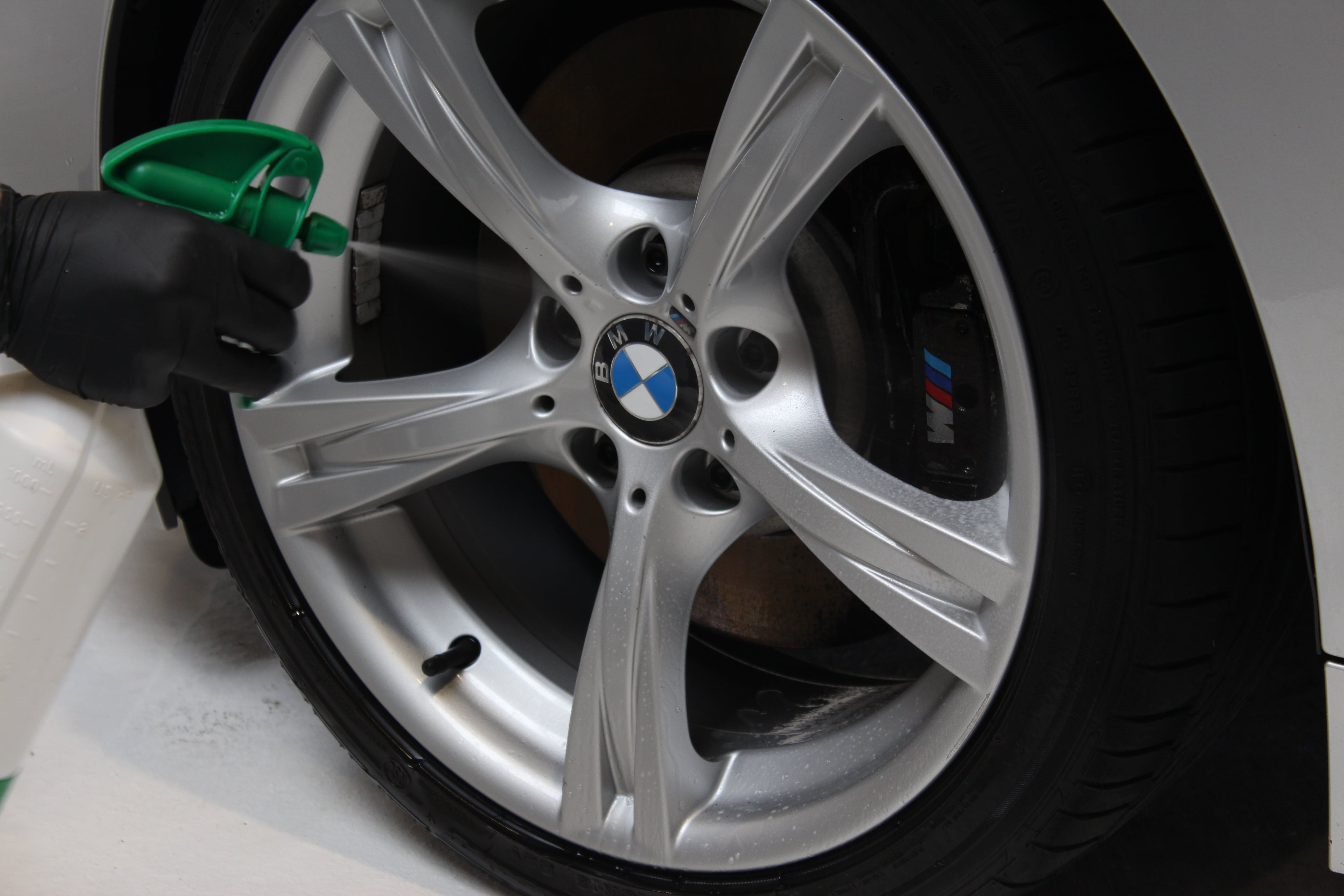 BMWZ4 - Roue avant gauche avec spray traitement