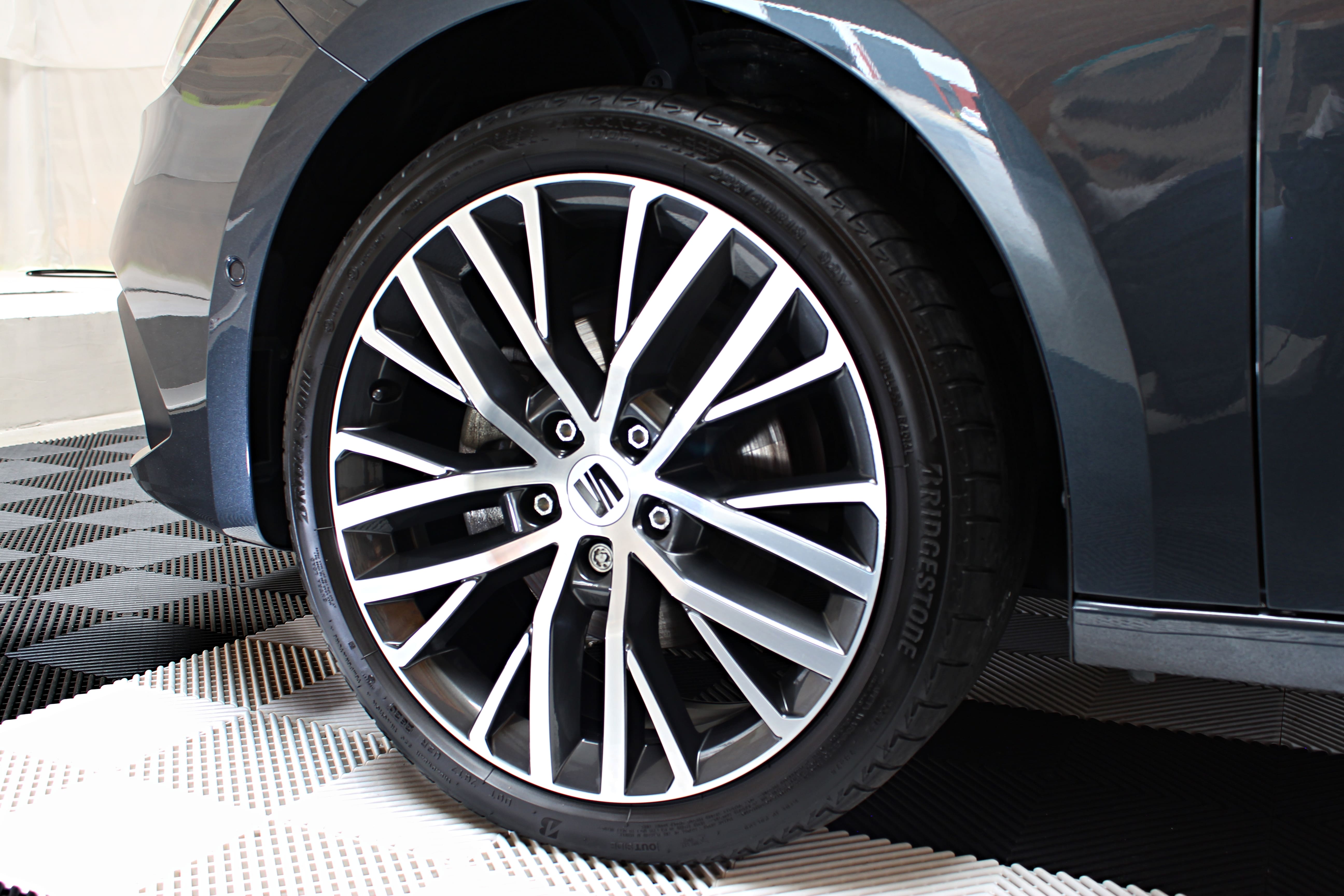 Seat Leon 5 - Roue avant gauche détaillée